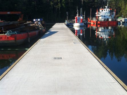 Betongflytbrygga från SF Pontona vid Artipelag Baggensfjärden