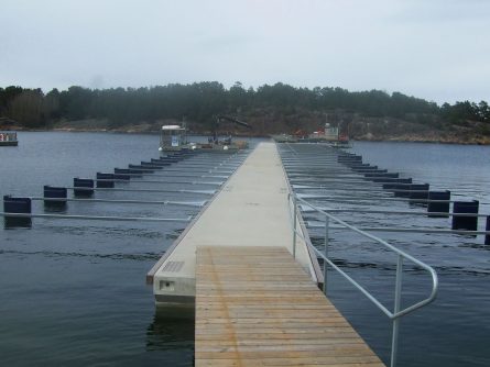 Utläggning av betongponton med y-bommar på Sandhamn.