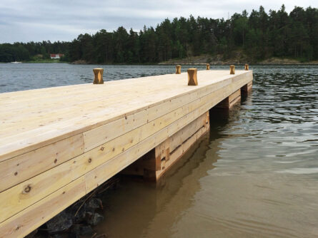 brygga-pa-tre-stenkistor-kalvsvik