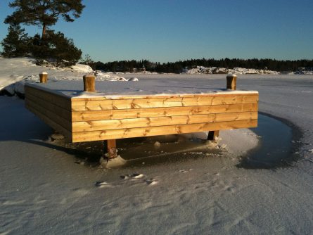 brygga-stolp-pa-berg-vinter