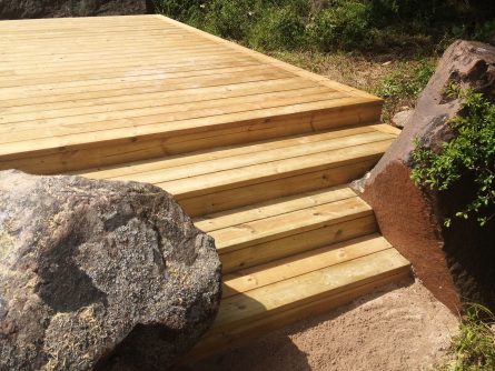 detalj-figursagning-mellan-stenar