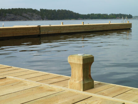 flytbrygga-i-l-detalj-pollare