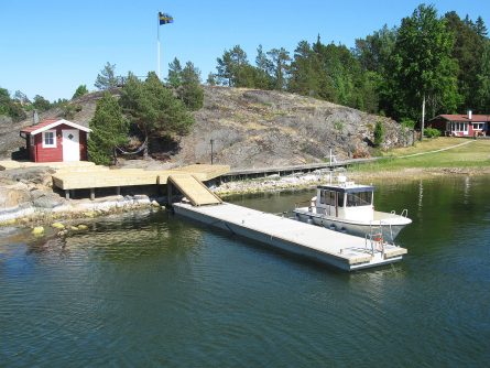 helbetongbrygga-och-fast-brygg-stolp-pa-berg