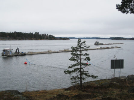 mycket-betongpontoner-under-bogsering-till-sandhamn