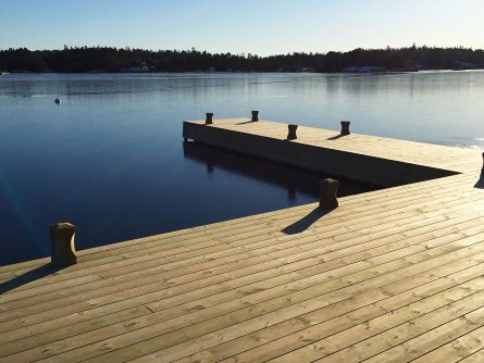 stenkistebrygga-med-pollare