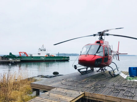 Vår arbetsfärja Krut samarbetar ofta med Stockholms Helikoptertjänst för materialtransporter upp på öar.