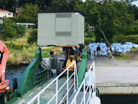 Sjötransport med uppkörning och byte av transformatorstation på Tegelön.