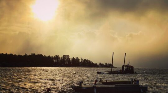 Dallas puttar stödbenspråmen Ragnar utanför vår bas på Nyvarp.